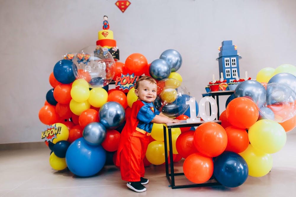 Çocuk doğum günü için balon arka fon kurulumu