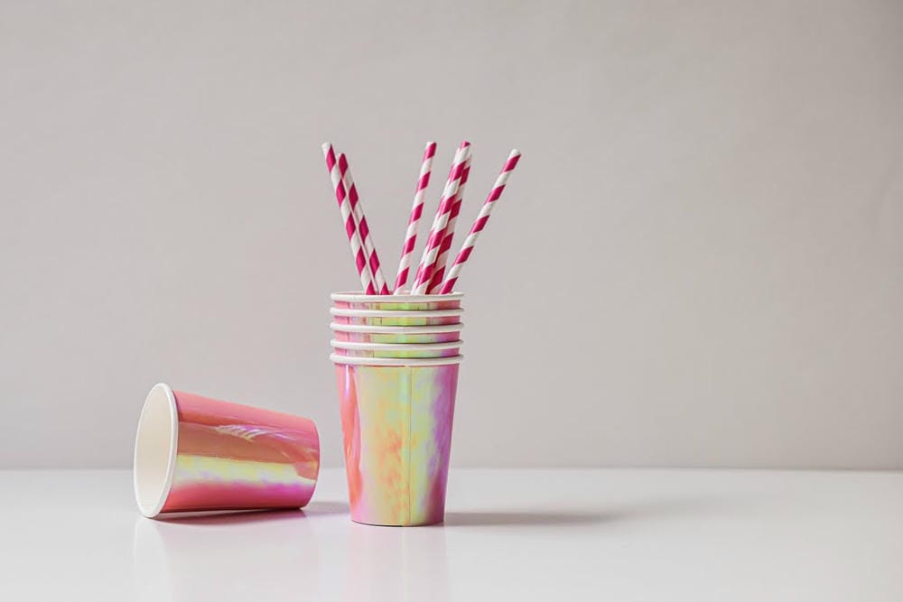 Pastel parti bardak ve pipet düzeni