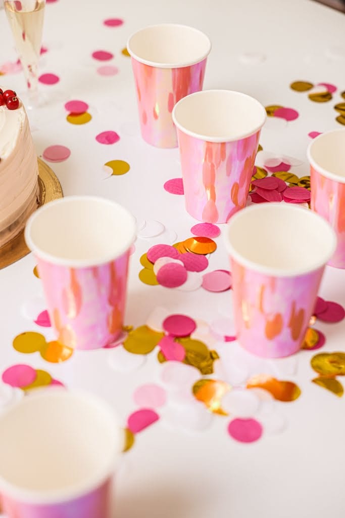 Pembe parti bardakları ve masa detayları